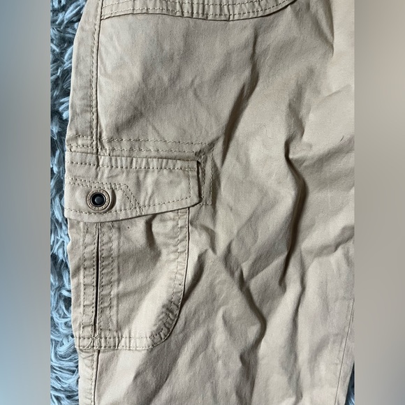 Mid Rise Capri Cargo Pants - Picture 2 of 6